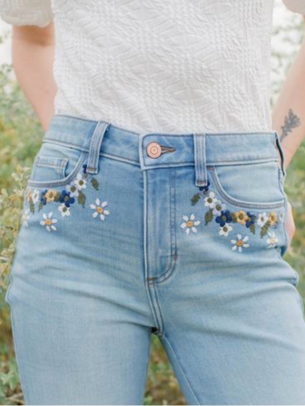 LC Lauren Conrad Slim Straight Denim Jeans with Floral Embroidery size 2 EUC - Picture 1 of 5